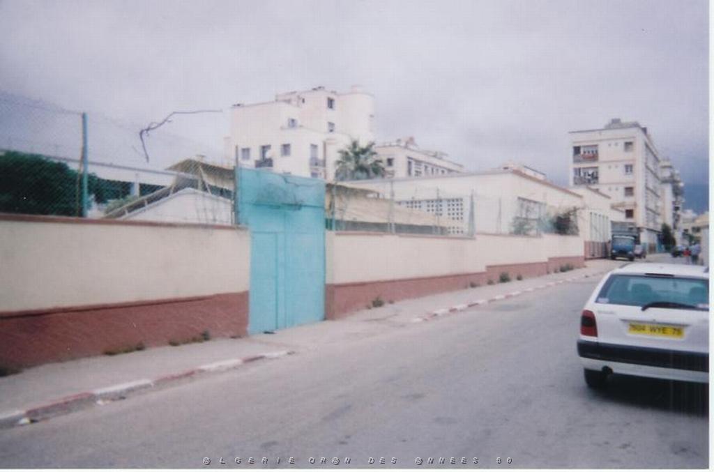 ECOLE MARAVAL ENTREE ENFACE DE LA LIBRAIRIE AU PETIT CANARD.JPG